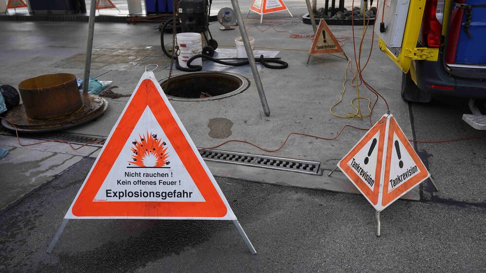 Unterhaltsarbeiten für erdverlegte Tankanlage bei einer Tankstelle. 